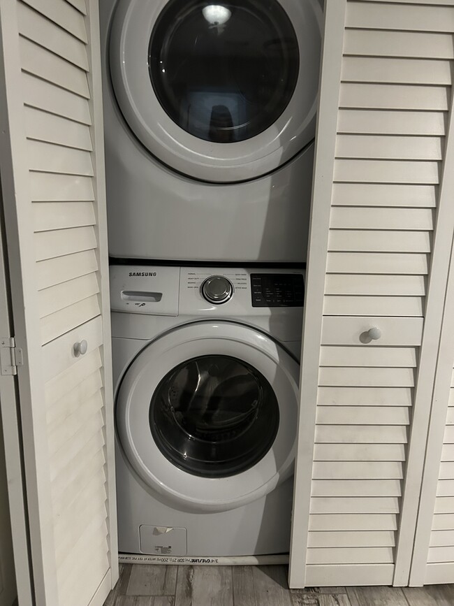 Laundry - 2019 N Sawyer Ave