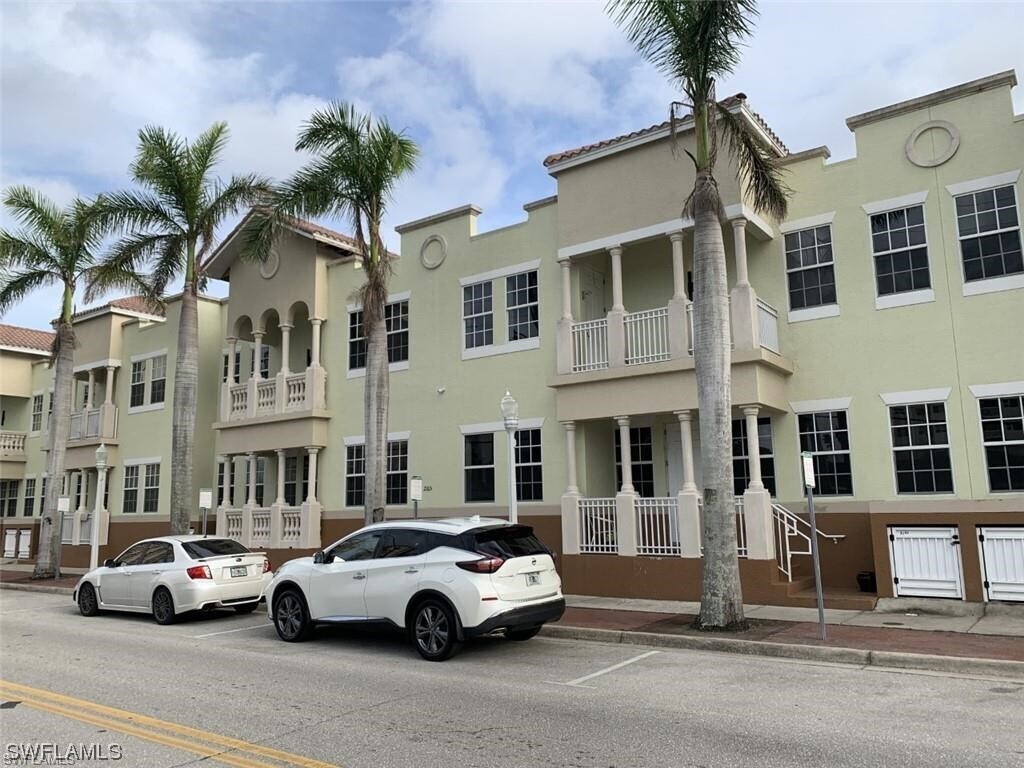 2165 W First St, Fort Myers, FL 33901 Townhome Rentals in Fort Myers