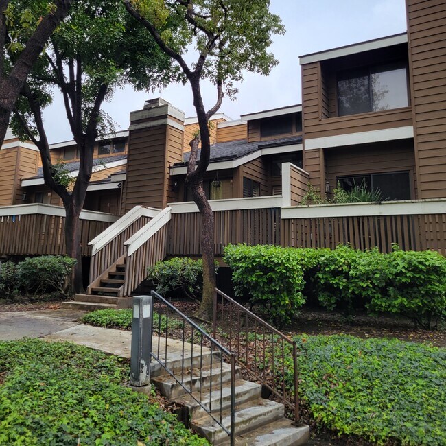 Building Photo - 8550 Lake Knoll Ave