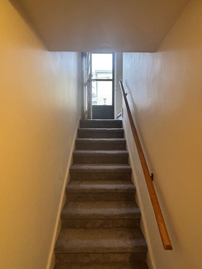 Building Photo - 419 W 5th Ave