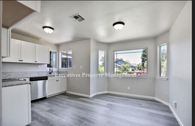 Building Photo - 4163 W Cornell Ave