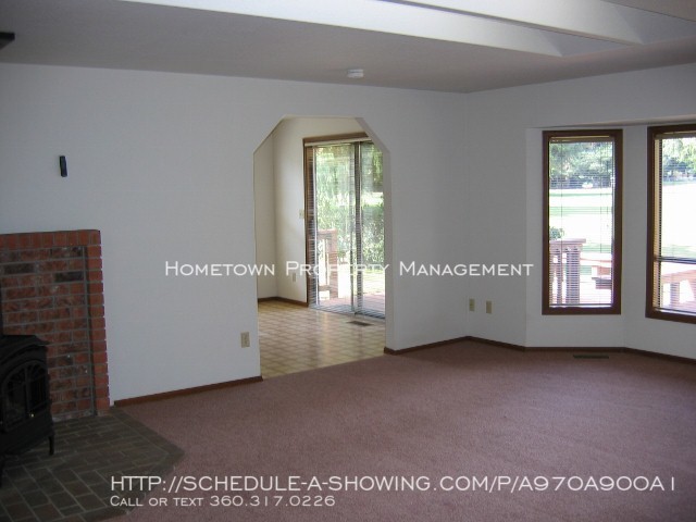 Building Photo - 3 Bedroom home on Capitol City Golf Course...