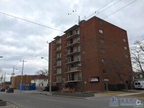 Building Photo - 1989 Wyandotte St W