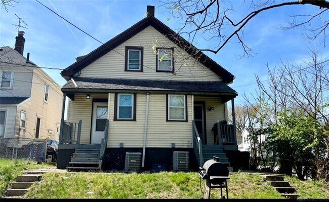 Foto del edificio - 201-203 Pleasant St.