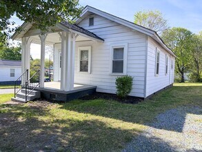 Building Photo - 1104 W Webb Ave