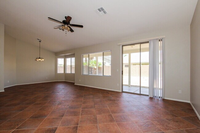 Foto del edificio - 12906 W Valentine Ave