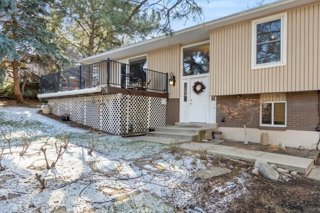 Building Photo - 1840 E Falcon Wy