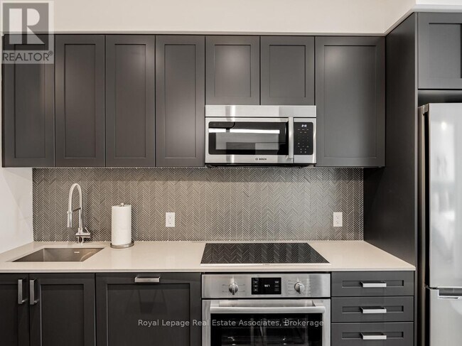 Photo du bâtiment - 293 The Kingsway