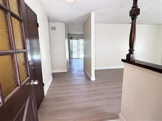 Building Photo - charmingly updated home