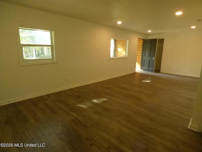 Foto del edificio - 220 N James Ave