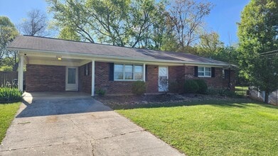 Building Photo - 2767 Robin Cir
