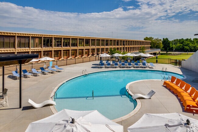 Piscina con estilo de centro turístico - The Presley Apartments