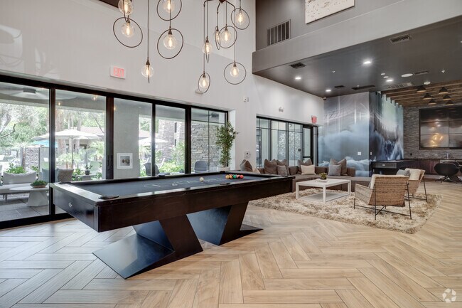 Casa club - The Laurel Apartments