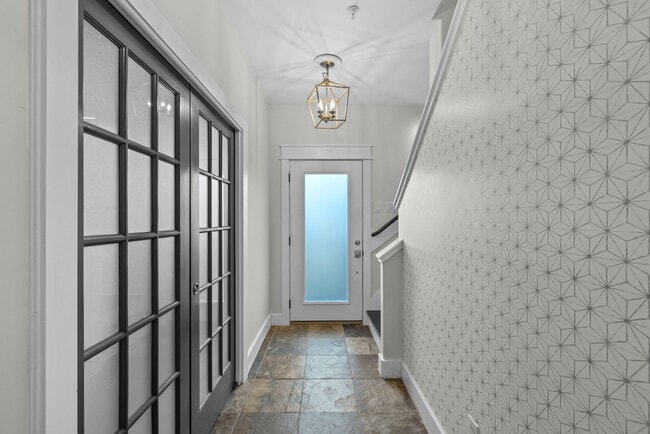 Building Photo - Rare 2BR/2BA Townhome with Spacious Yard i...