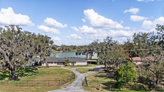 Foto del edificio - 4019 Moores Lake Rd