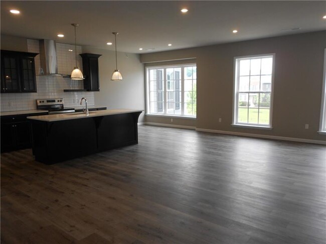 Building Photo - 1439 Hastings Cres