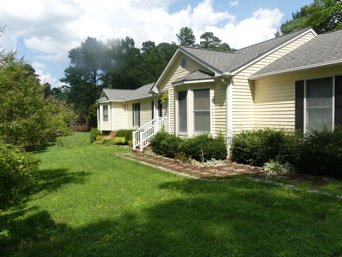 Foto principal - 4 bedroom home with inlaw suite in down to...