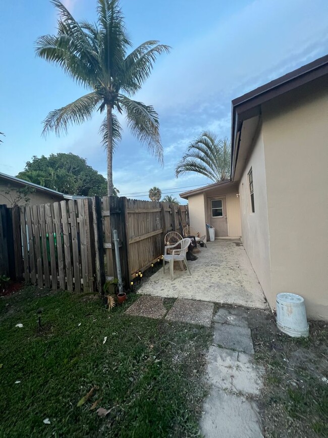 Building Photo - Cozy 2Bed/1Bath SFH with Spacious Fenced B...