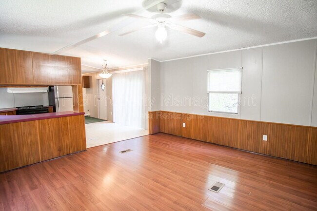 Foto del edificio - 821 Hillvale Rd