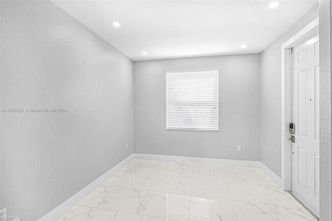 Building Photo - 3 br, 2.5 bath Townhome - 2853 SE 1st Dr
