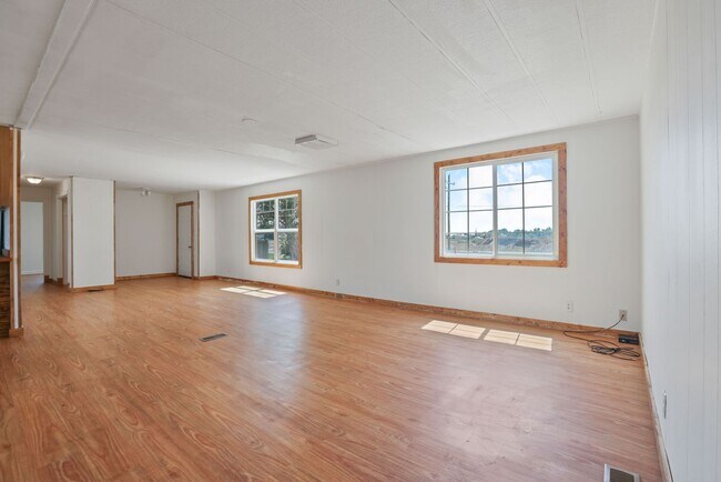 Building Photo - 3 Bedrooms 2 full bathrooms with attached ...