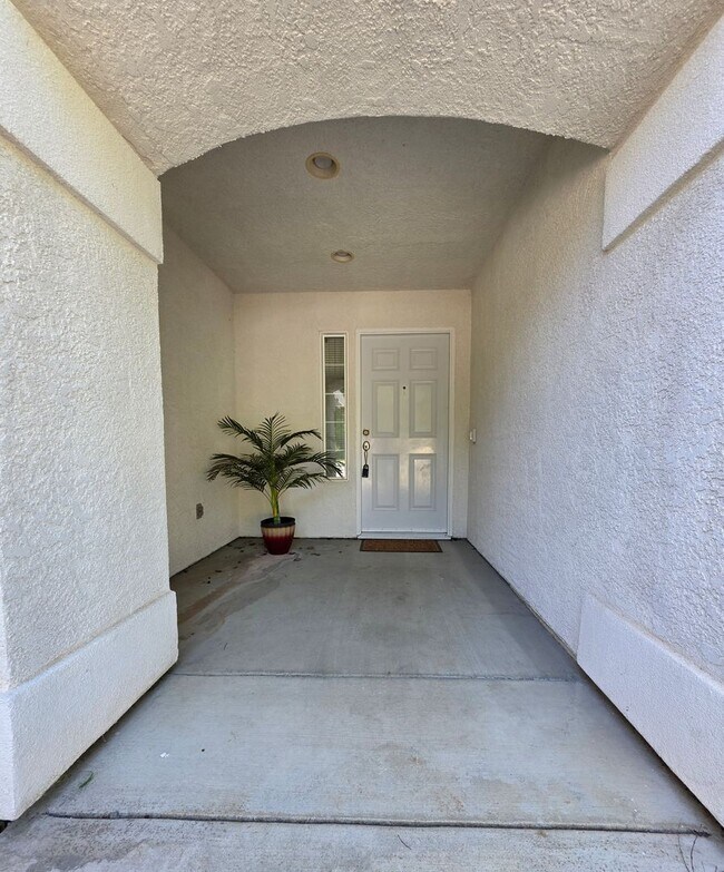 Foto del edificio - 4 BED/2 BATH IN REDDING IN THE WESTSIDE ES...
