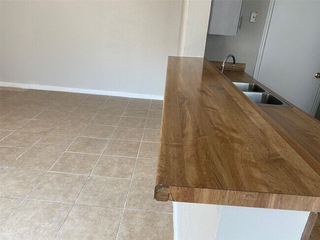 Foto del edificio - 2423/2425 Limestone Dr.