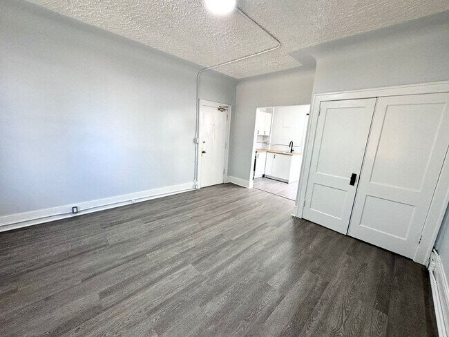 Building Photo - 1495 Gladstone Ave