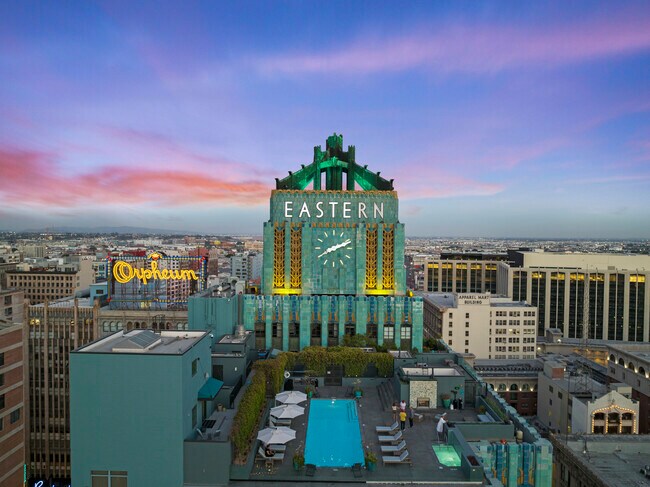 Foto del edificio - 849 S Broadway