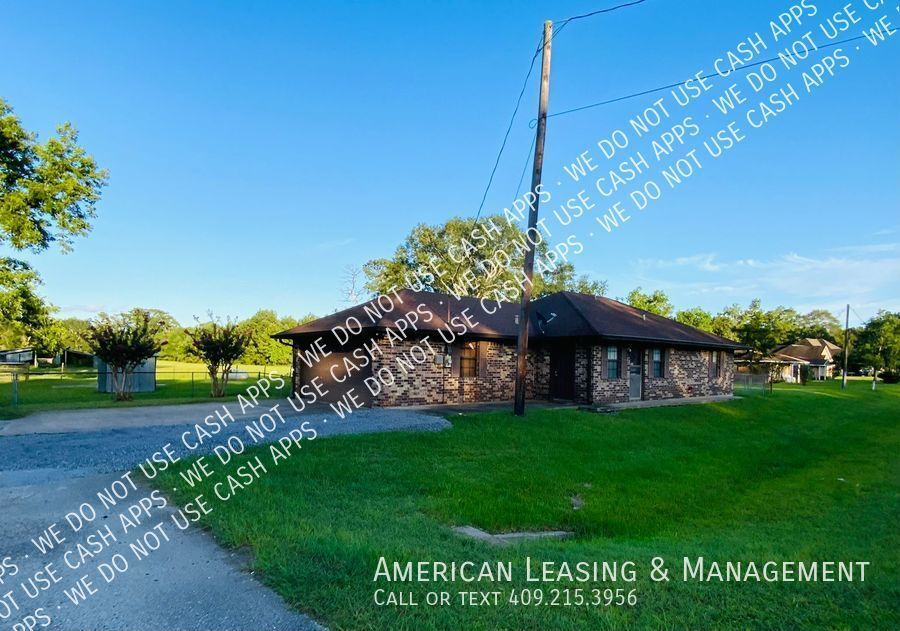 Primary Photo - Charming 2/2 Home, complete with a Country...