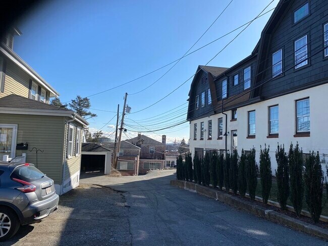 Building Photo - 11 Beacon Ave