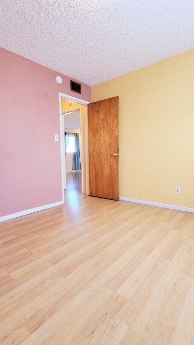 Foto del edificio - 2239 N Frederic St