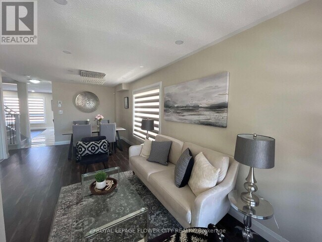 Photo du bâtiment - 20 Four Seasons Cir