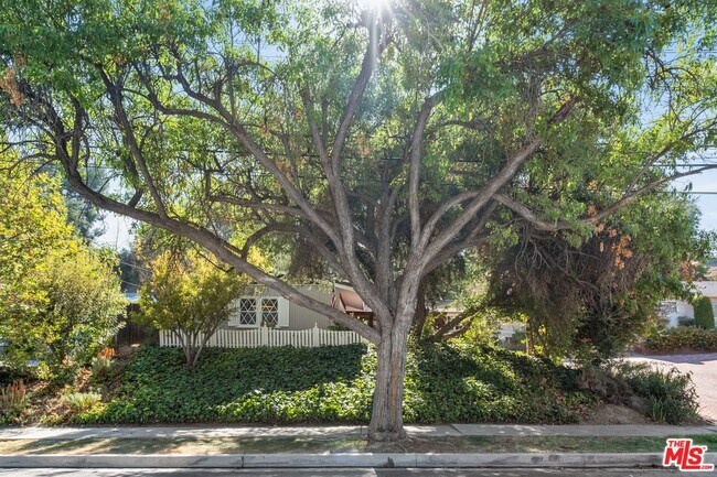 Foto del edificio - 5824 Laramie Ave