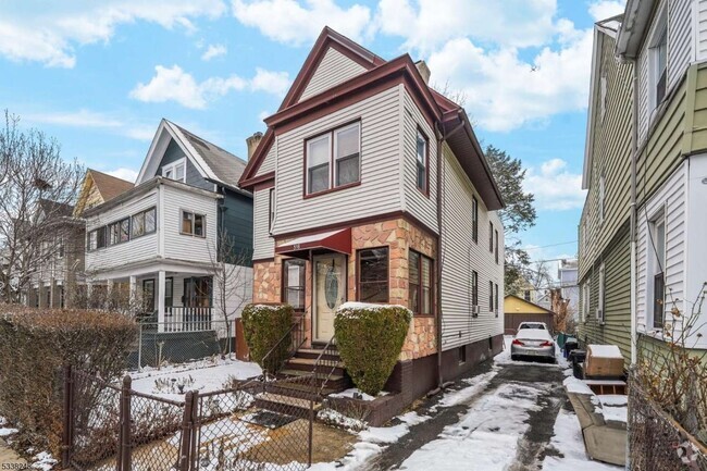 Building Photo - 516 Norwood St