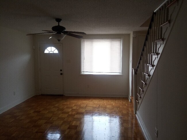 Foto del edificio - 119 Spring Valley Rd