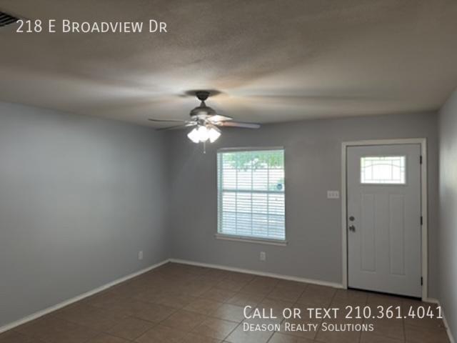 Foto del edificio - 218 E Broadview Dr