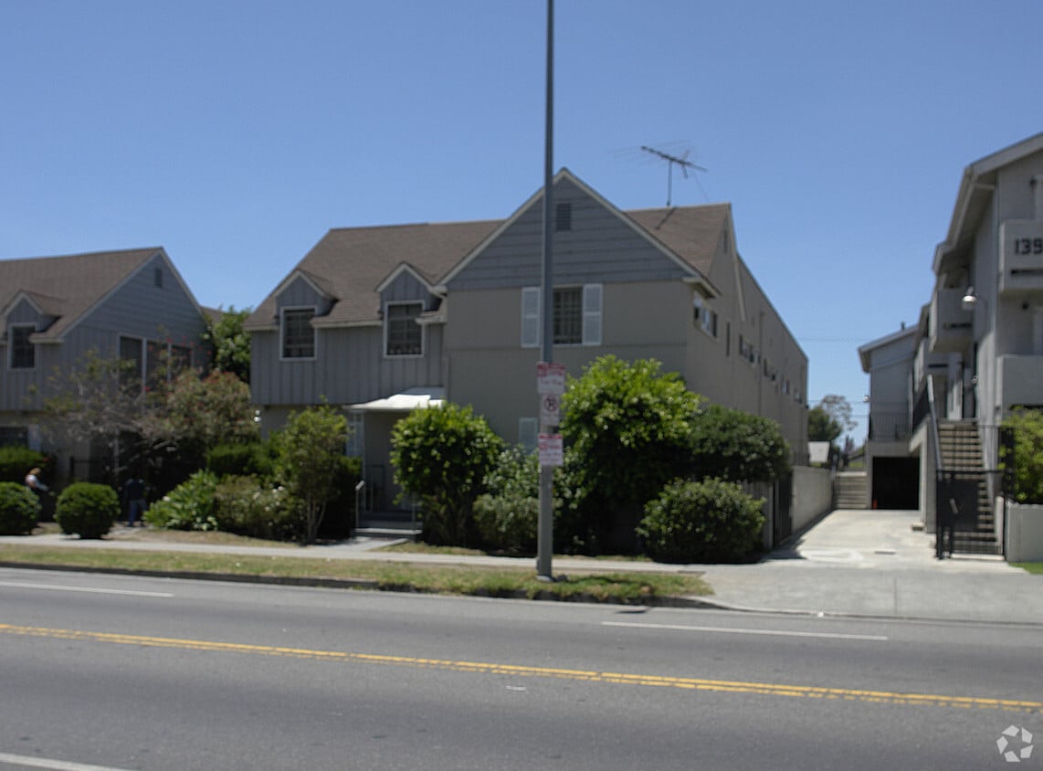 Building Photo - 135 N Normandie Ave