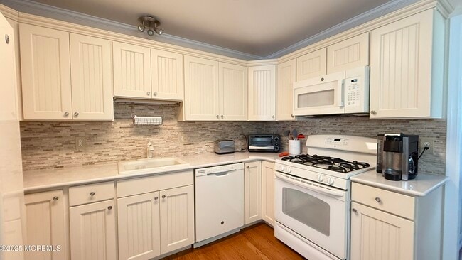 Building Photo - 138 10th Ave