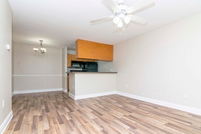 Foto del edificio - 2nd Floor - Recently Upgraded and Remodeled -1 Bedroom 1 Bath for Lease in Brandon, FL