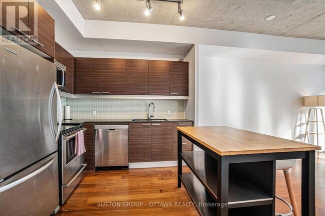 Building Photo - 354 Gladstone Ave