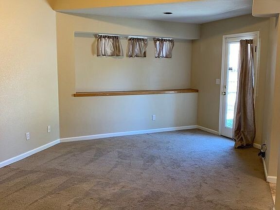 Foto del edificio - spacious living room a barstool seating area