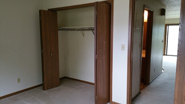 Building Photo - Incredible 1 Bedroom Condo on Iowa City West Side