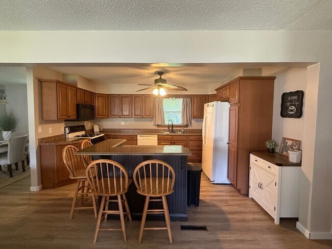 Foto del edificio - 112 Cottonwood Dr