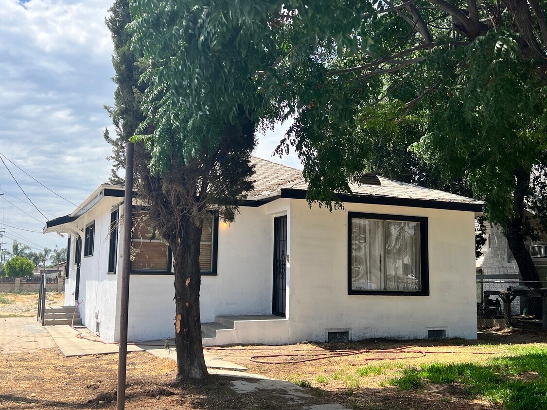 Primary Photo - 8684 Juniper Ave