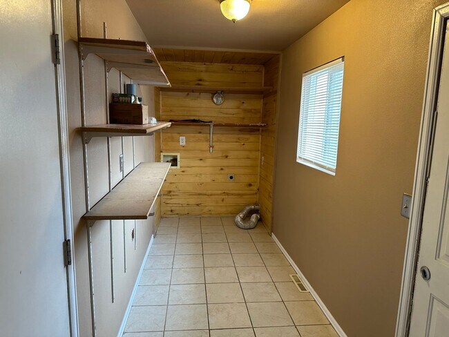 Building Photo - 3 bed 1 3/4 Bath 2 car garage