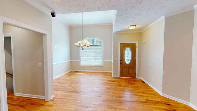 Foto del edificio - Beautiful 4 Bedroom with finished basement...