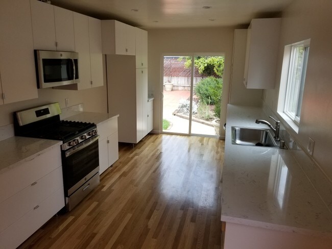 Building Photo - 3784 Rosewood Ave