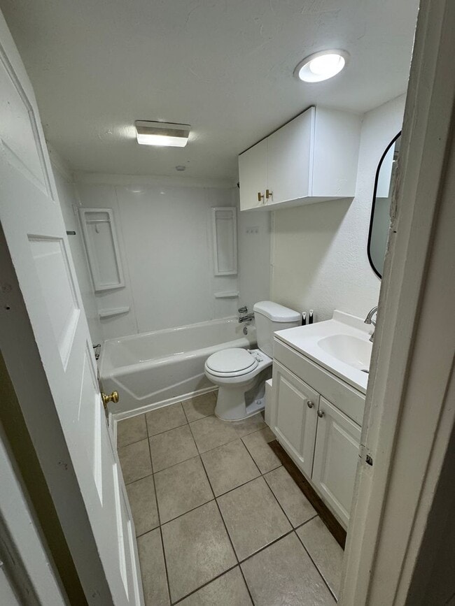 Foto del edificio - 3 bed/ 1 bath basement apartment