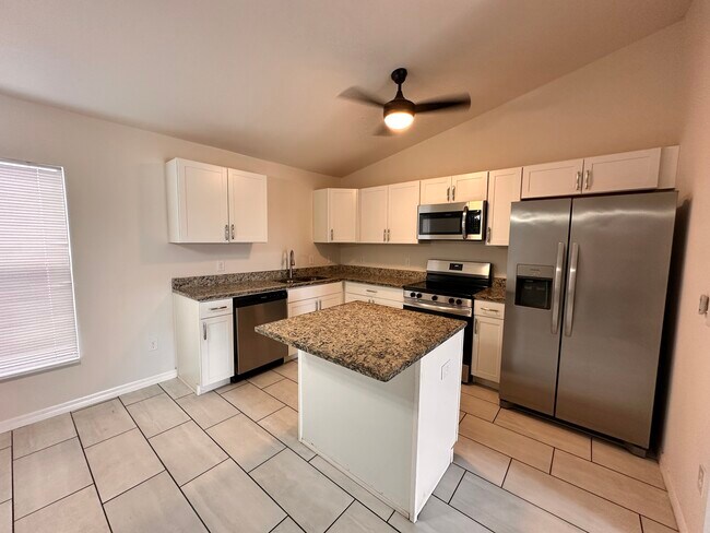 Building Photo - 318 NW 7th Pl